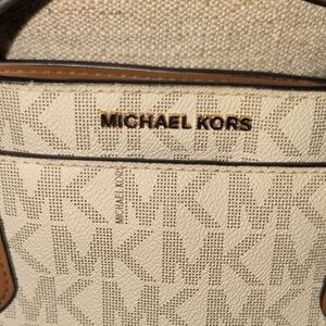 Michael Kors  Dee Dee Large Signature Convertible Tote Bag